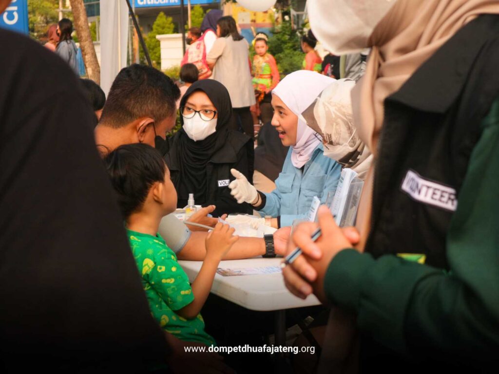 Relawan DDV mendampingi pengunjung dalam cek dan konsultasi Kesehatan gratis